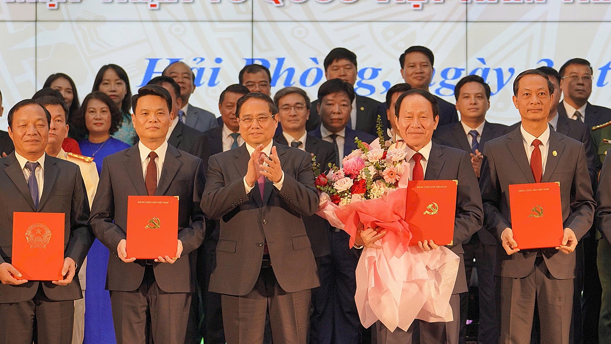 Thủ tướng Chính phủ Phạm Minh Chính trao các Quyết định, ông Lê Tiến Châu giữ chức Bí Thư Thành ủy TP Hải Phòng và ông Lê Ngọc Châu giữ chức Chủ tịch UBND TP Hải Phòng &lpar;mới&rpar;...