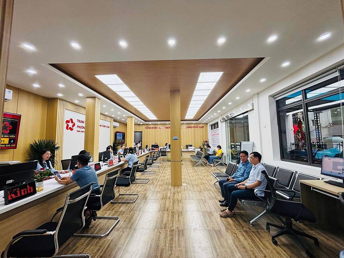 Trung tâm phục vụ hành chính công phường Gia Viên trong ngày đầu vận hành chính quyền địa phương 2 cấp.