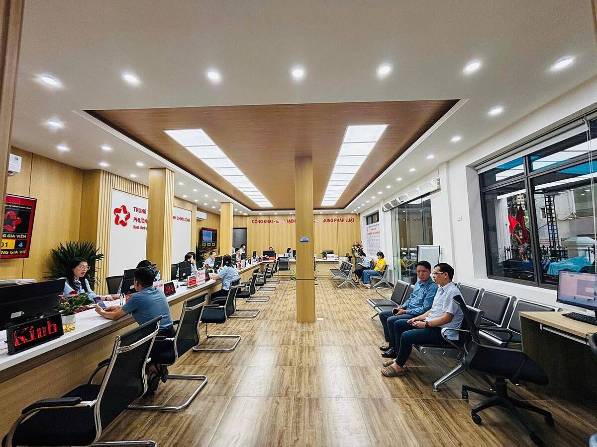 Trung tâm phục vụ hành chính công phường Gia Viên trong ngày đầu vận hành chính quyền địa phương 2 cấp.