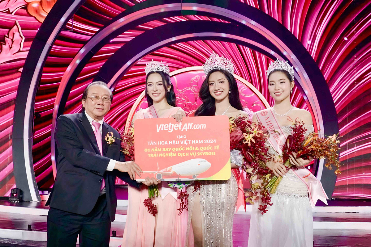 Ông Đỗ Xuân Quang, Phó Tổng giám đốc Vietjet trao phần thưởng là 01 năm bay quốc tế và nội địa, trải nghiệm dịch vụ SkyBoss cho Tân Hoa hậu Việt Nam 2024.