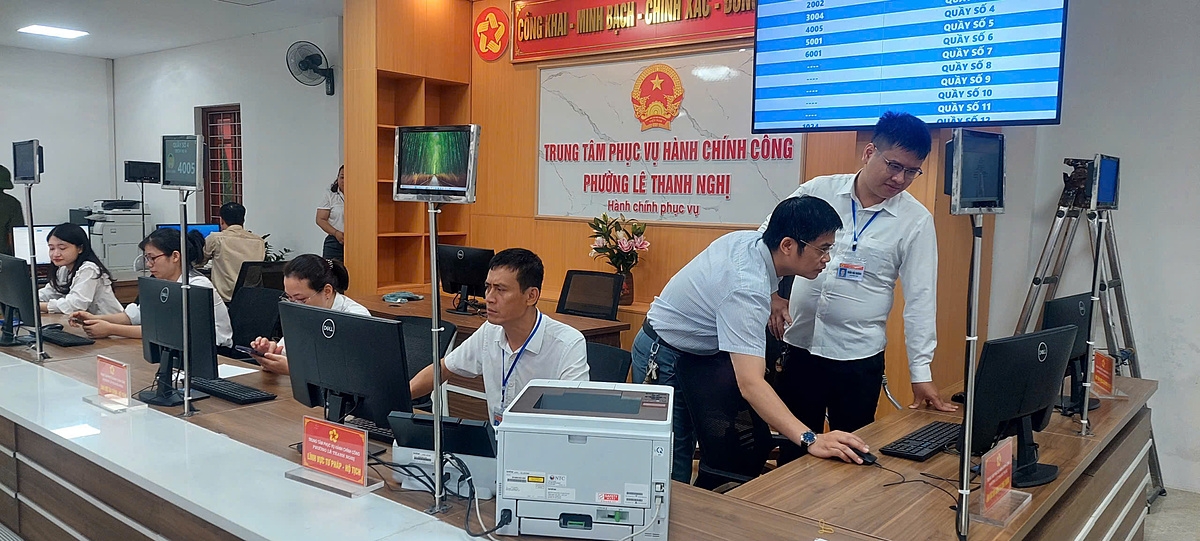 Trong buổi làm việc đầu tiên, cán bộ Trung tâm ai cũng phấn khởi, hướng dẫn người dân làm các thủ tục nhanh gọn, thuận lợi.