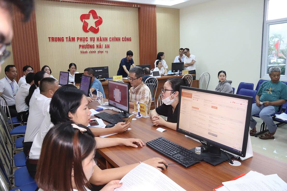 Người dân hài lòng với cách phục vụ, giải quyết thủ tục của chính quyền phường Hải An trong ngày đầu vận hành mô hình hoạt động mới.