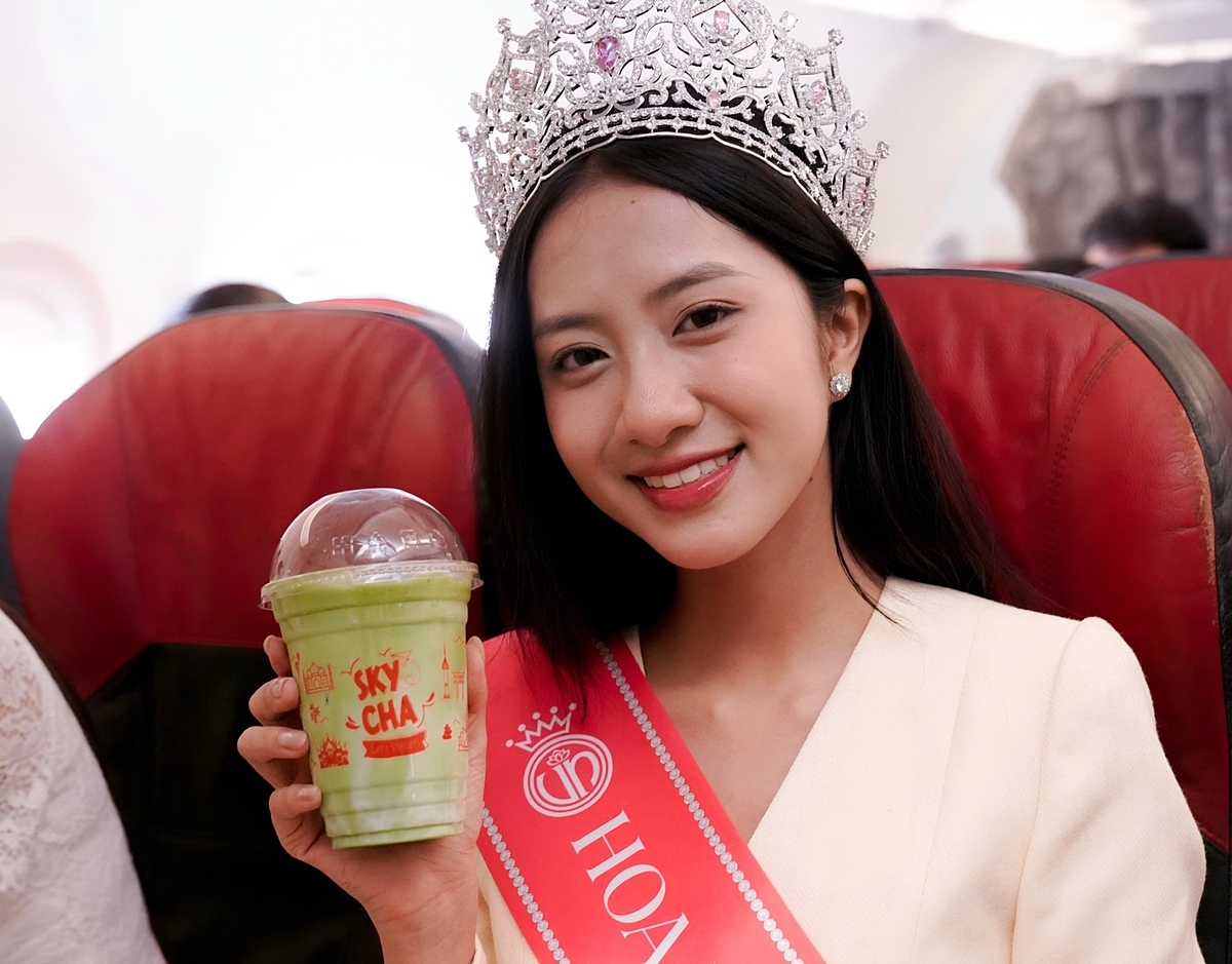 Khoảnh khắc Tân Hoa hậu thưởng thức matcha latte giữa độ cao 10.000 mét.
