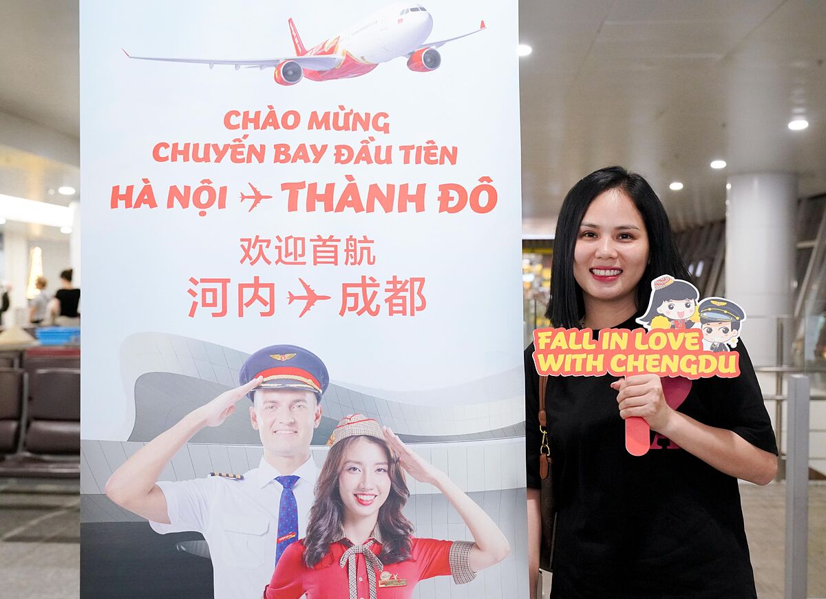 Những hành khách đầu tiên trên chuyến bay khai trương kết nối Hà Nội - Thành Đô.