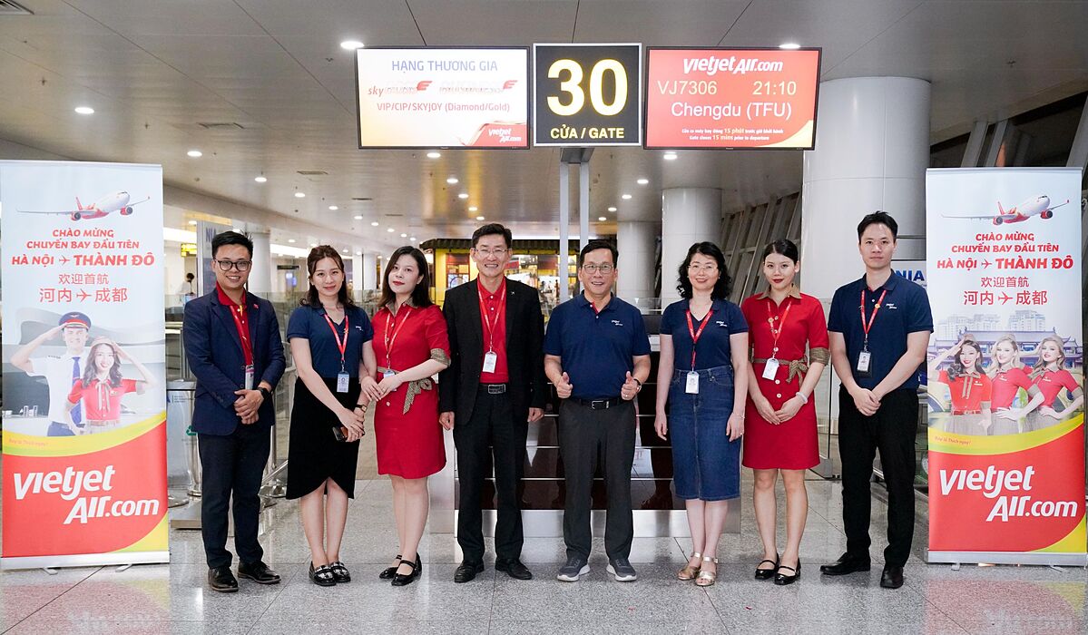 Lãnh đạo Vietjet chào mừng chuyến bay khai trương Hà Nội - Thành Đô cùng tổ bay và hành khách từ sân bay quốc tế Nội Bài.