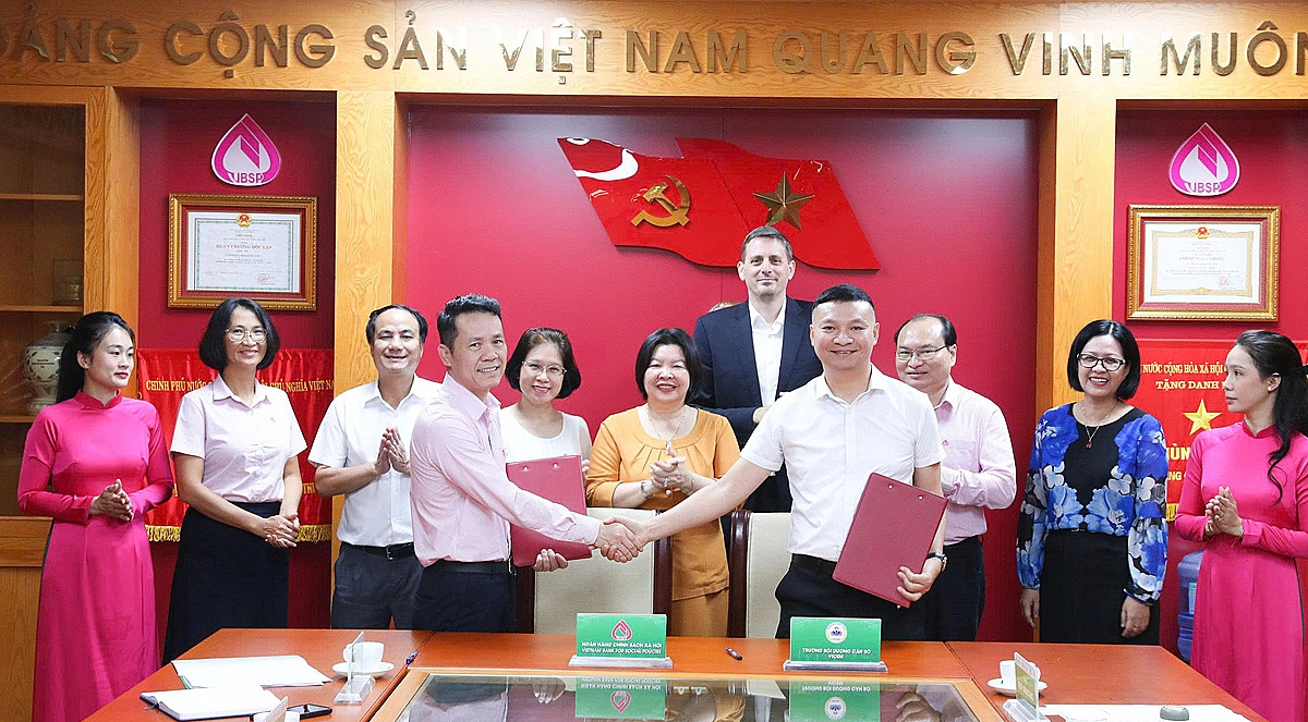 Ông Hoàng Minh Tế, Phó TGĐ VBSP và ông Trần Ngọc Hữu, GĐ Ban quản lý dự án ký kết Biên bản Phân công nhiệm vụ.