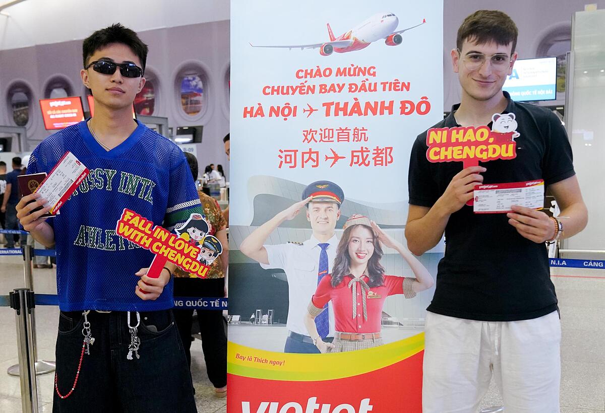 Những hành khách đầu tiên trên chuyến bay khai trương kết nối Hà Nội - Thành Đô.