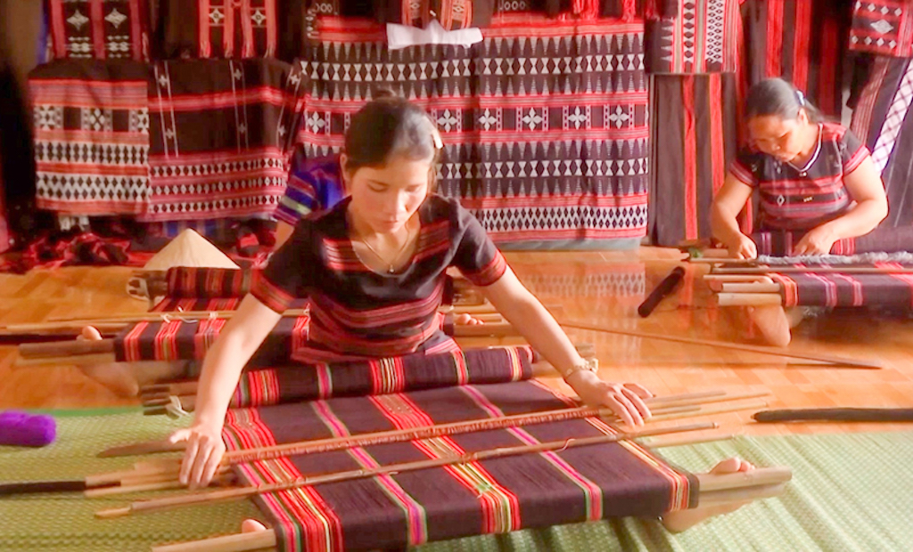 Tham gia vào Tổ hợp tác Dệt thổ cẩm A Bung giúp phụ nữ dân tộc thiểu số tăng thêm thu nhập.