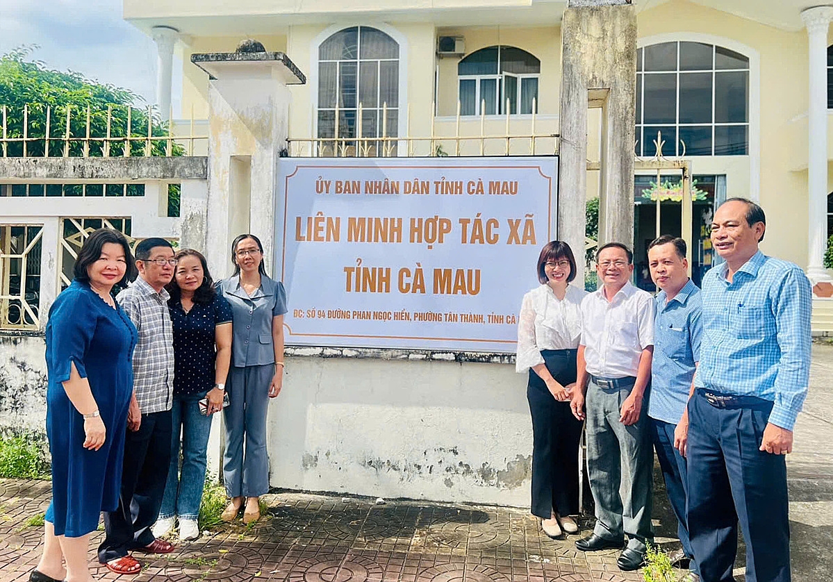 Chủ tịch Liên minh Hợp tác xã Việt Nam đã có buổi làm việc với Liên minh HTX Cà Mau về chương trình MTQG giảm nghèo bền vững.