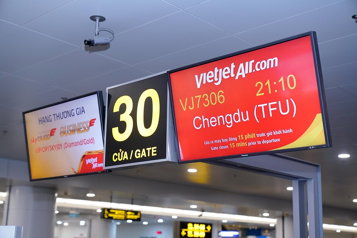 Chyến bay đầu tiên từ Hà Nội đến Thành Đô &lpar;Trung Quốc&rpar;.