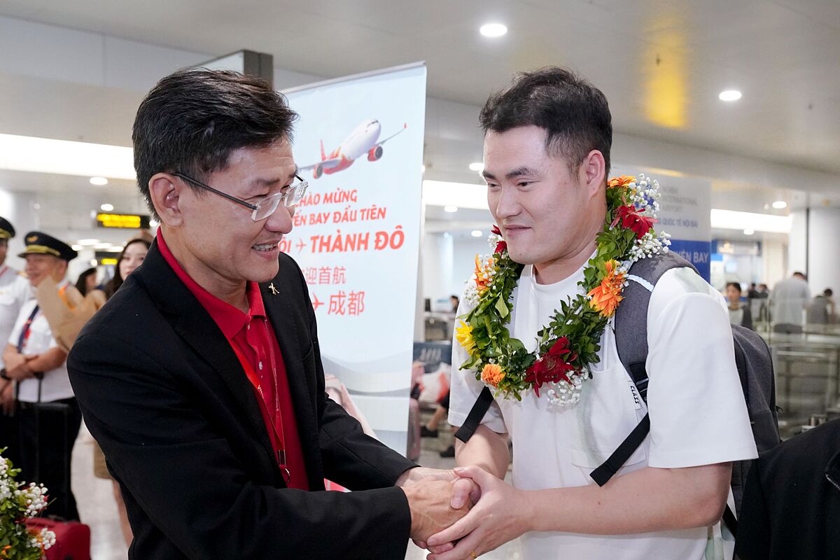 Lãnh đạo Vietjet chào mừng chuyến bay khai trương Hà Nội - Thành Đô cùng tổ bay và hành khách từ sân bay quốc tế Nội Bài.