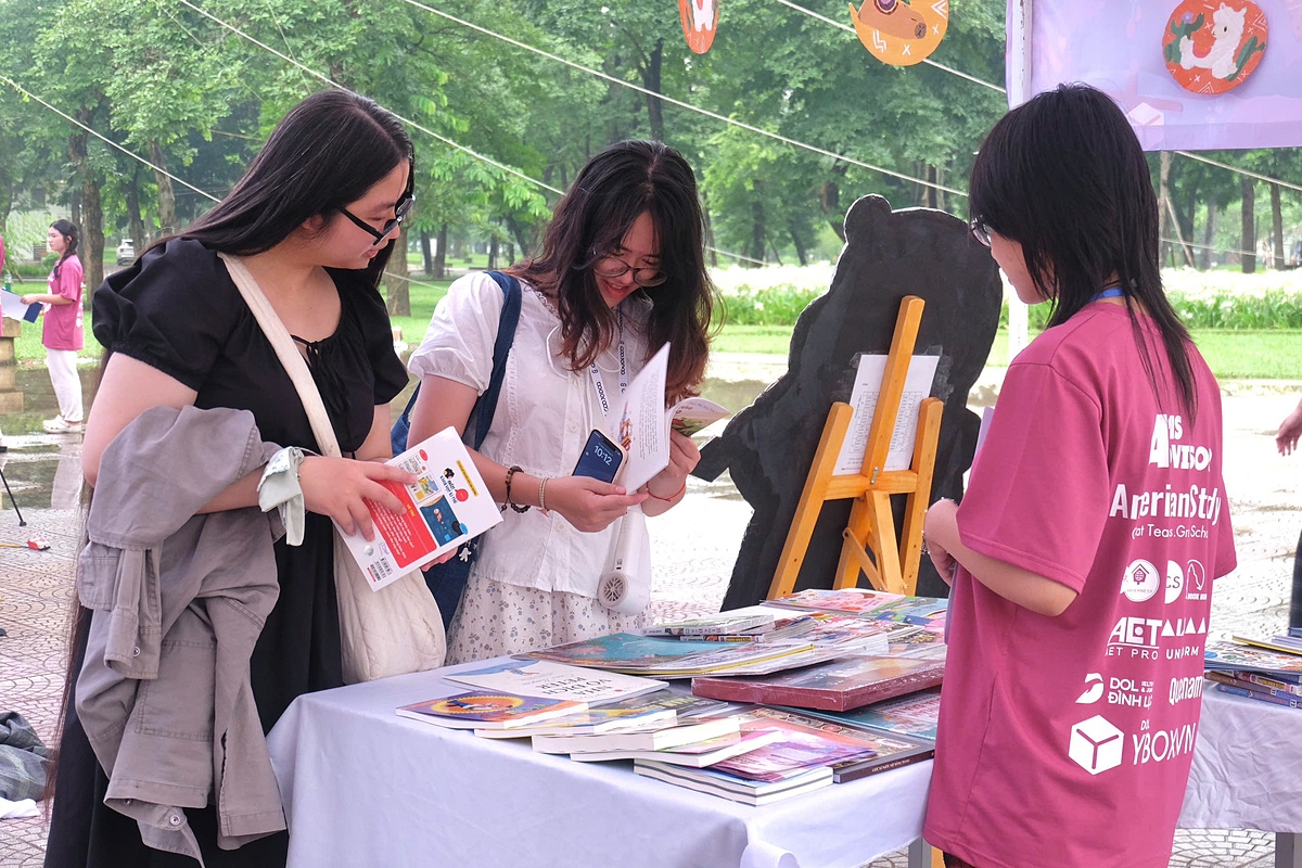 Hội chợ sách The Hidden Book diễn ra ngày 28/6 tại Công viên Thống Nhất, Hà Nội đã thu hút được nhiều độc giả trẻ đến dự.