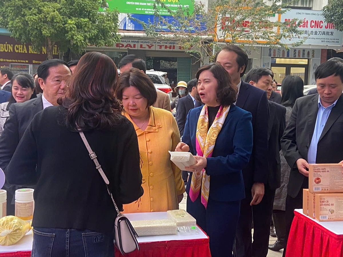 HTX vinh dự giới thiệu sản phẩm đến với Chủ tịch Liên Minh HTX Việt Nam và lãnh đạo địa phương tại Chợ phiên hợp tác xã lần thứ hai tháng 12/2024. &lpar;Ảnh: HTX Nông công nghiệp và Thương mại Du lịch Than Uyên&rpar;