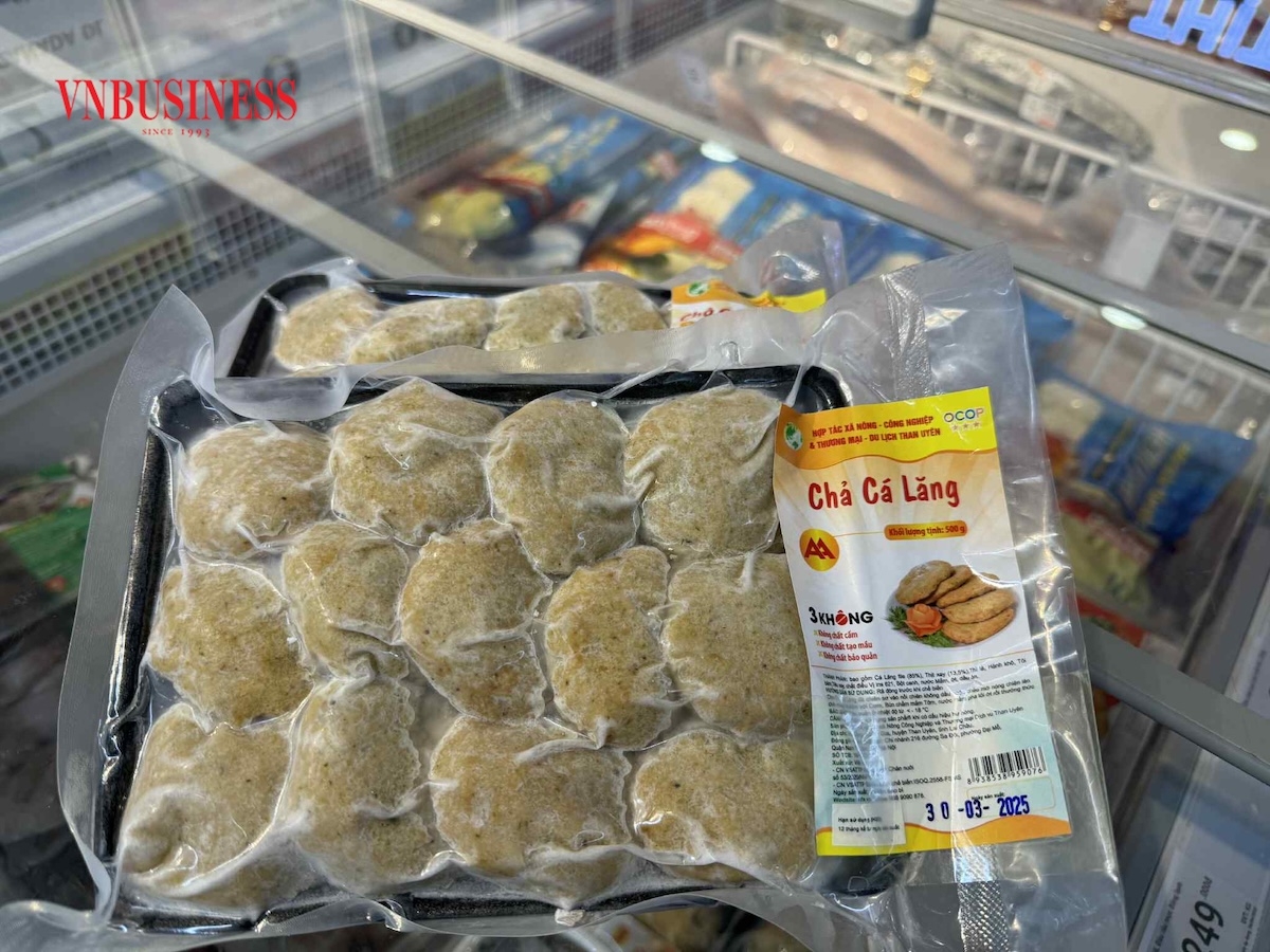 Sản phẩm chả cá của HTX được bày bán tại siêu thị.