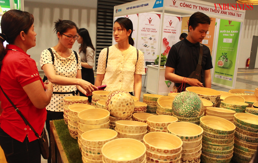 Để đầu ra của hàng Việt được khơi thông đang cần chính sách hỗ trợ ở ngành bán lẻ và cắt giảm những thủ tục có tính chất “rào cản” với hoạt động bán hàng của DN.