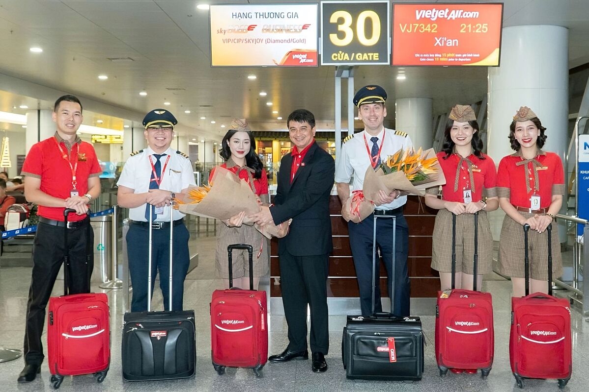 Tổ bay của chuyến bay đầu tiên từ Hà Nội đến Tây An &lpar;Trung Quốc&rpar;.