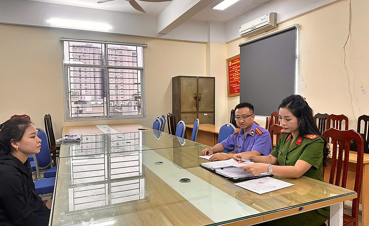 Công An đang làm việc với đối tượng Nguyễn Thị Thư, chủ lò mổ Thường Tín.