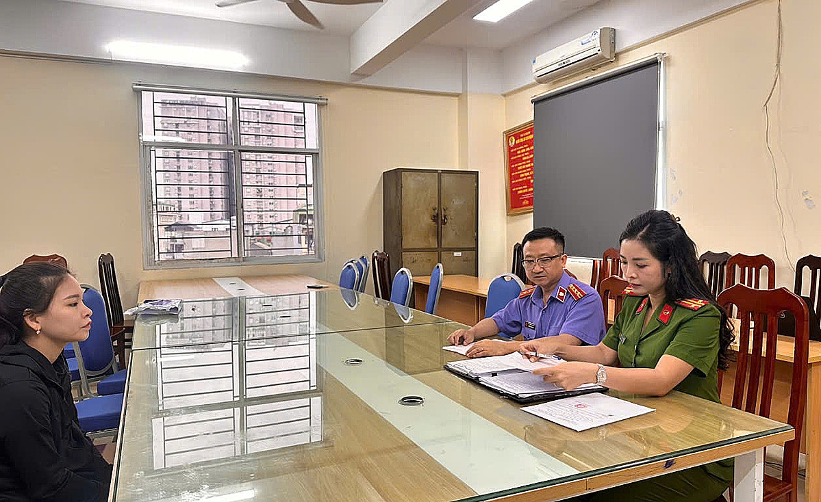 Công An đang làm việc với đối tượng Nguyễn Thị Thư, chủ lò mổ Thường Tín.