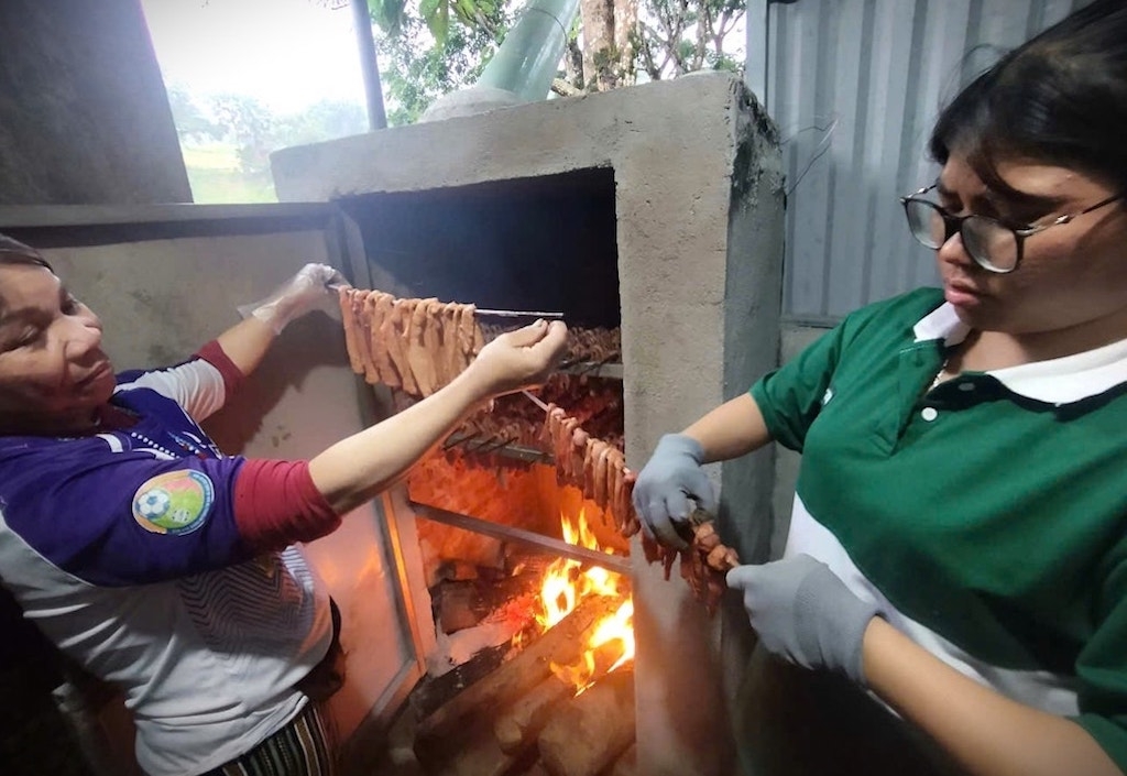 Tổ hợp tác thịt heo đen Tà Pơơ đã chế biến thịt heo đen bản địa thành những đặc sản mang hương vị miền núi.