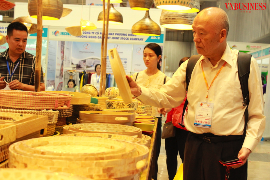 Một nhà thu mua của Nhật Bản quan tâm đến những sản phẩm thủ công độc đáo của DN Việt.
