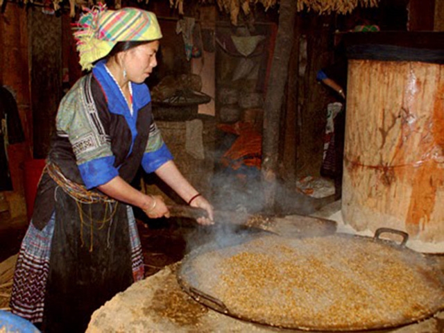 HTX Làng nghề rượu thóc La Pán Tẩn từng bước đưa nghề sản xuất rượu thóc truyền thống của đồng bào Mông trở thành sản phẩm mang thương hiệu của huyện vùng cao Mù Cang Chải.