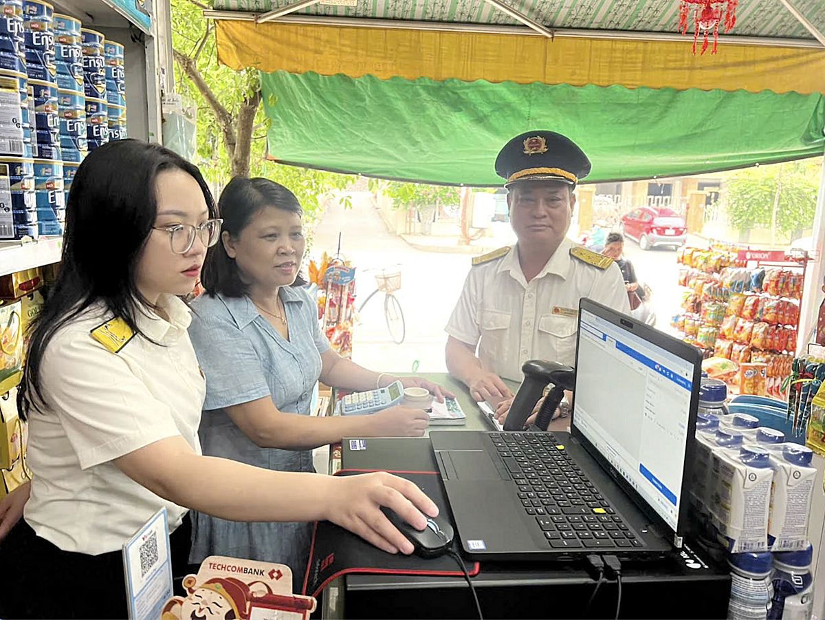 Cán bộ ngành thuế hướng dẫn hộ kinh doanh sử dụng, tạo lập hóa đơn điện tử khởi tạo từ máy tính tiền.