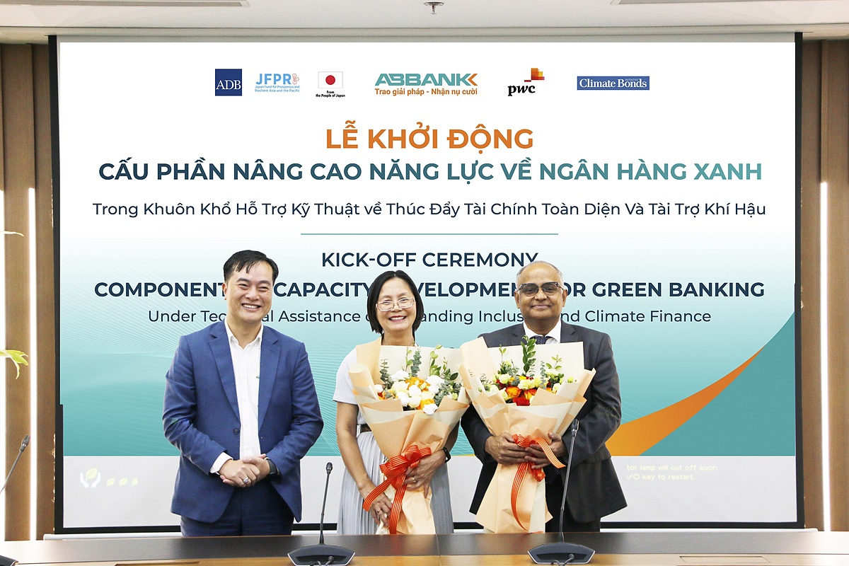 Đại diện ABBANK, ông Phạm Duy Hiếu – Tổng Giám đốc tặng hoa cho Lãnh đạo các đối tác là ông Shantanu Chakraborty – Giám đốc Quốc gia của ADB tại Việt Nam và bà Đinh Thị Quỳnh Vân - Chủ tịch Công ty TNHH PwC Việt Nam.
