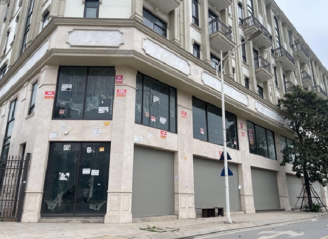 Shophouse tại khu đô thị Him Lam dán kín quảng cáo rao bán, cho thuê.