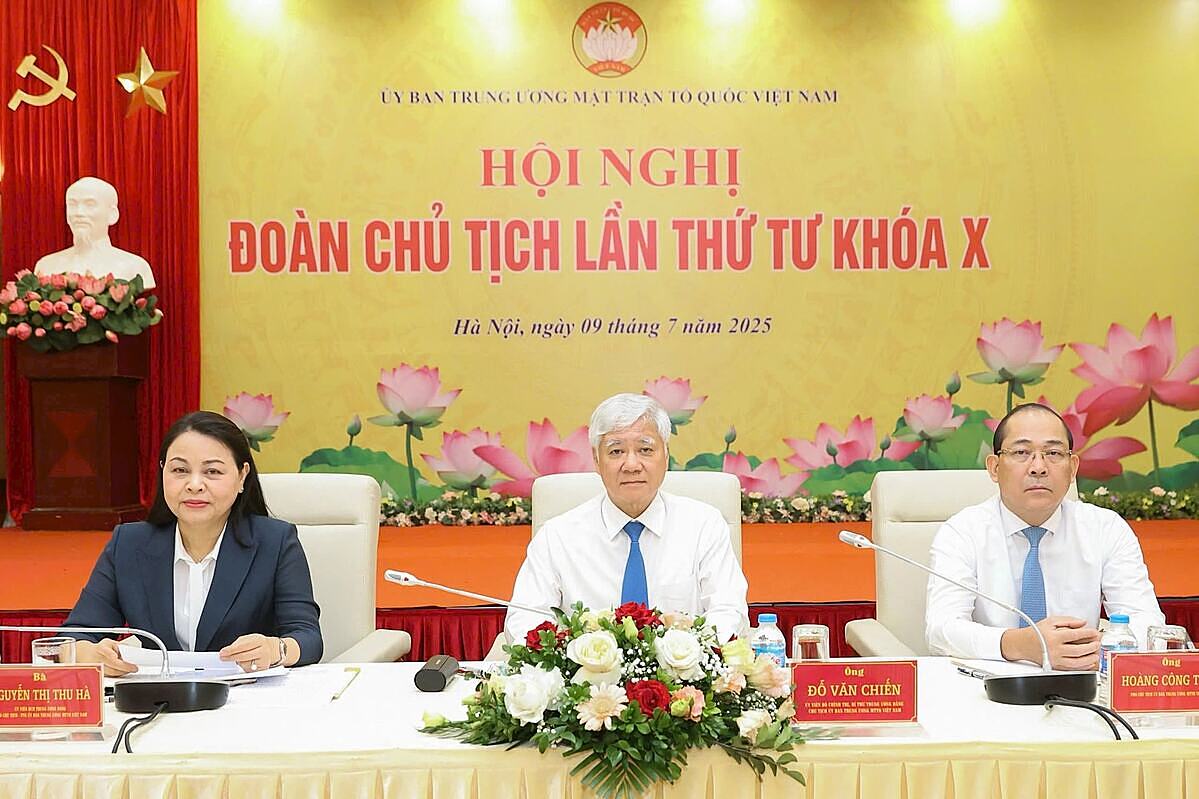 Sáng 9/7, tại Hà Nội, UBTƯ MTTQ Việt Nam tổ chức Hội nghị Đoàn Chủ tịch lần thứ tư, khóa X, nhiệm kỳ 2024-2029. Ông Đỗ Văn Chiến &lpar;giữa&rpar;, Ủy viên Bộ Chính trị, Bí thư Trung ương Đảng, Chủ tịch UBTƯ MTTQ Việt Nam, Bí thư Đảng ủy MTTQ, các đoàn thể Trung ương chủ trì hội nghị. Ảnh Đại đoàn kết