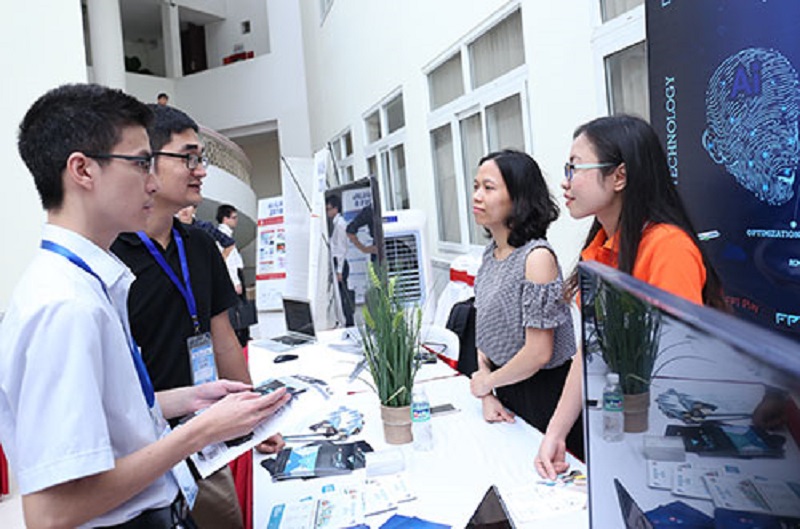 Theo thống kê của của Coursera, việc học trực tuyến đang phát triển mạnh mẽ tại Việt Nam, với tốc độ tăng trưởng 22% mỗi năm. Độ tuổi trung bình của học viên Việt Nam là 30, trong khi thế giới là 34 tuổi.