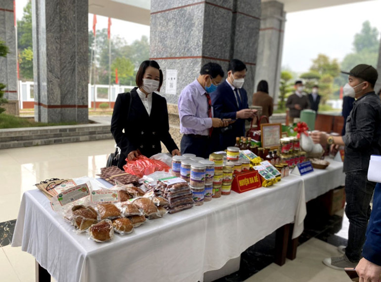 Sản phẩm của HTX Hoàng Hương trưng bày ở các hội nghị, hội chợ.