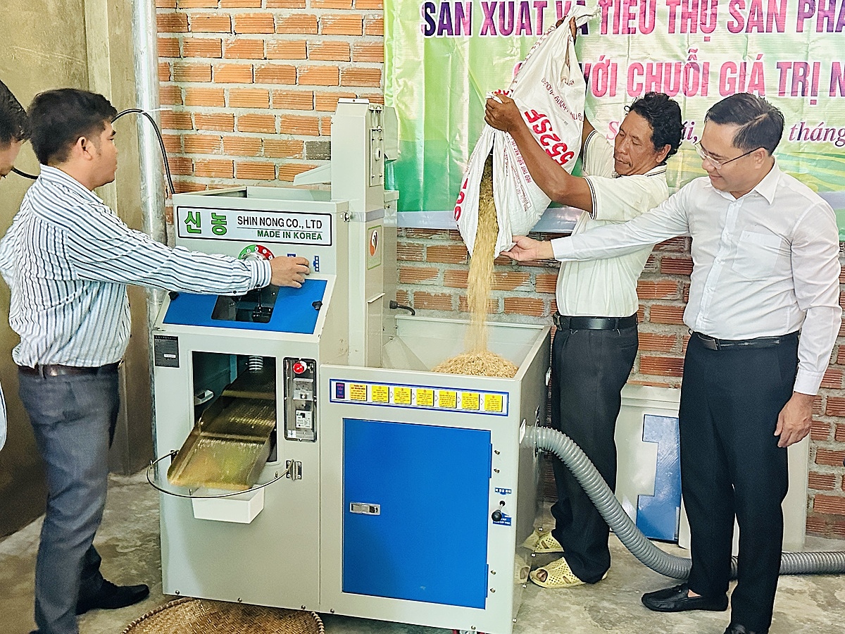 Liên minh HTX tỉnh bàn giao máy xay gạo cho HTX Nông nghiệp xanh Sơn Thái.