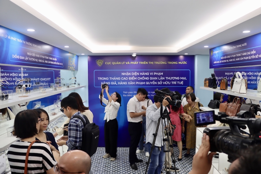 Phòng trưng bày nhận diện hàng vi phạm trong Tháng cao điểm chống gian lận thương mại, hàng giả, hàng xâm phạm quyền sở hữu trí tuệ. Ảnh: Cục Quản lý và phát triển thị trường trong nước.