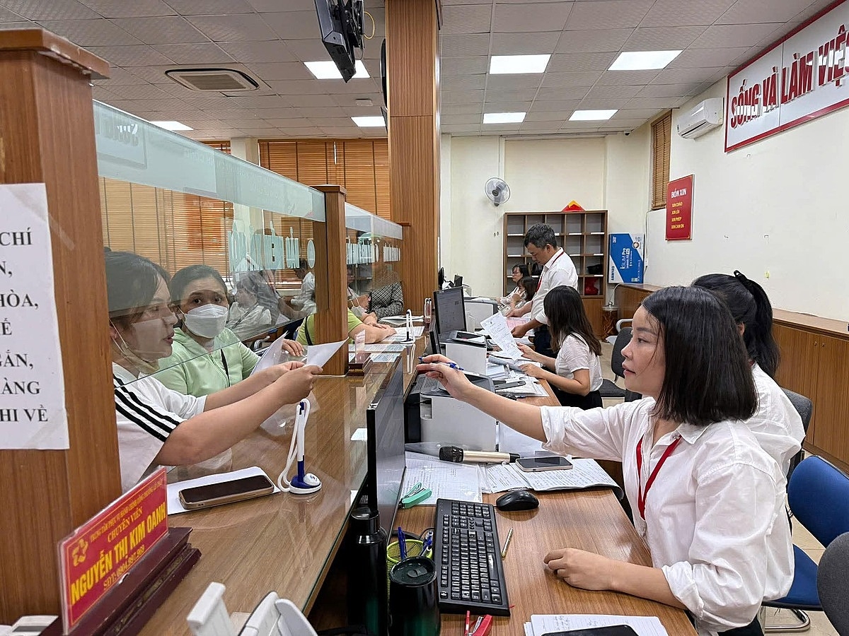 Người dân đến giải quyết các thủ tục hành chính tại Trung tâm phục vụ hành chính công phường Lê Chân, TP Hải Phòng.