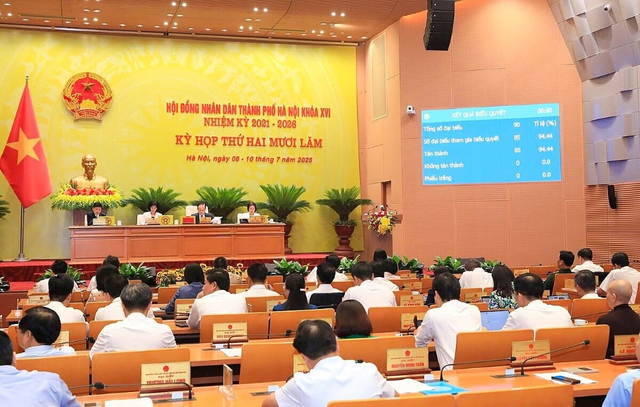 Đại biểu tham dự kỳ họp bấm nút thông qua nghị quyết với tỷ lệ cao.