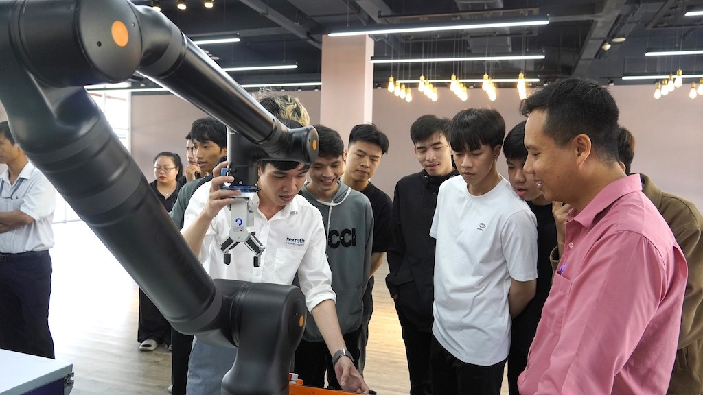 Thông qua việc giới thiệu Hệ sinh thái Tự động hóa, Bosch Rexroth thể hiện rõ cam kết hợp tác cùng doanh nghiệp và nhà trường trong hành trình chuyển đổi số và phát triển nguồn nhân lực tương lai.