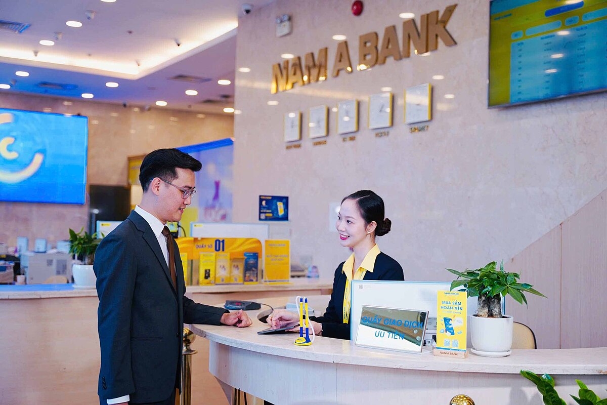 Khách hàng giao dịch tại một chi nhánh của Nam A Bank.