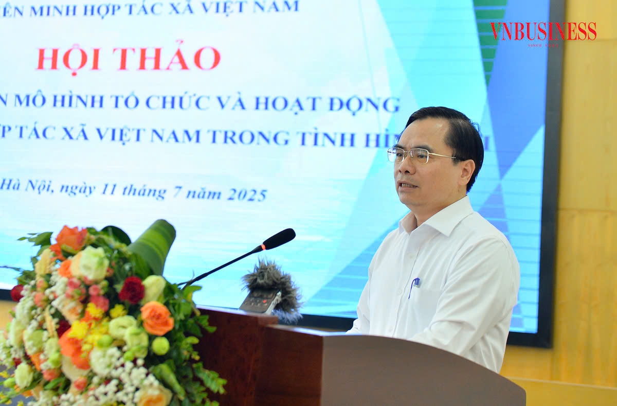 PGS.TS Dương Trung Ý, Phó Giám đốc Học viện Chính trị Quốc gia Hồ Chí Minh tham gia đóng góp ý kiến.