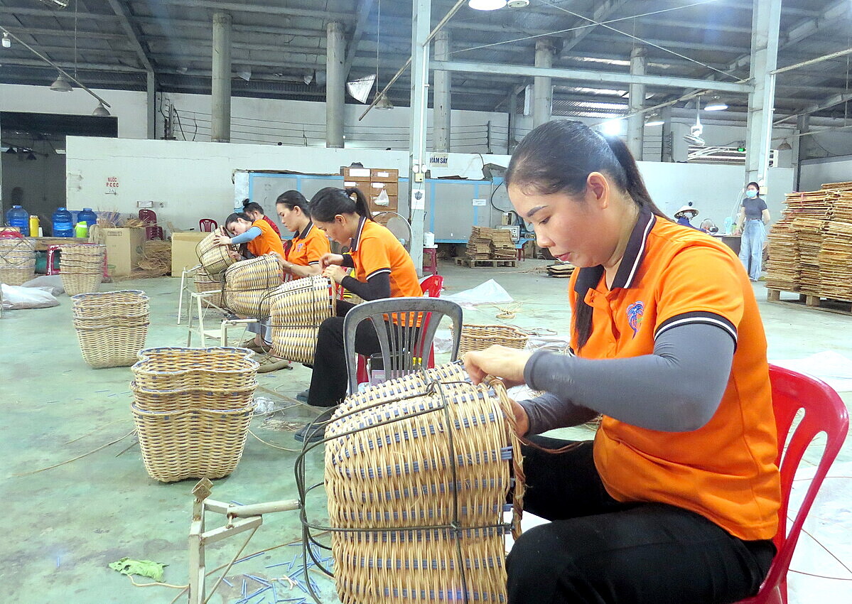 Nghề đan thủ công giúp cho các lao động trung niên tại địa phương có thêm thu nhập ổn định.