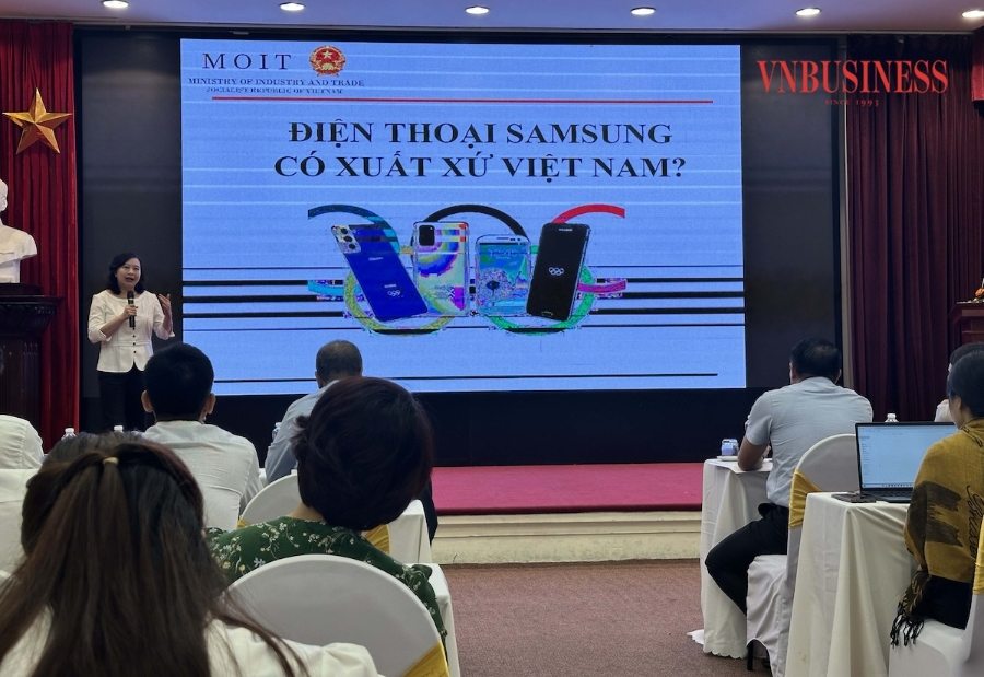 Bà Trịnh Thị Thu Hiền, Phó Cục trưởng Cục Xuất nhập khẩu trình bày tại hội thảo Trao đổi tiêu chí xác định xuất xứ Việt Nam đối với hàng hoá lưu thông trong nước.