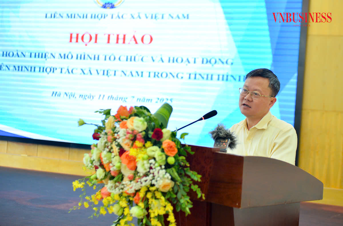 Đại tá, Ths Vũ Huy Văn, Phó Vụ trưởng, Vụ tham mưu Tổng hợp, Văn phòng Trung ương Đảng phát biểu tại hội thảo.