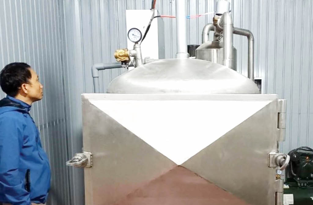 HTX sản xuất kinh doanh nấm ổi hữu cơ Hồng Lý đầu tư máy chiên chân không để tạo ra sản phẩm sấy khô phục vụ thị trường.