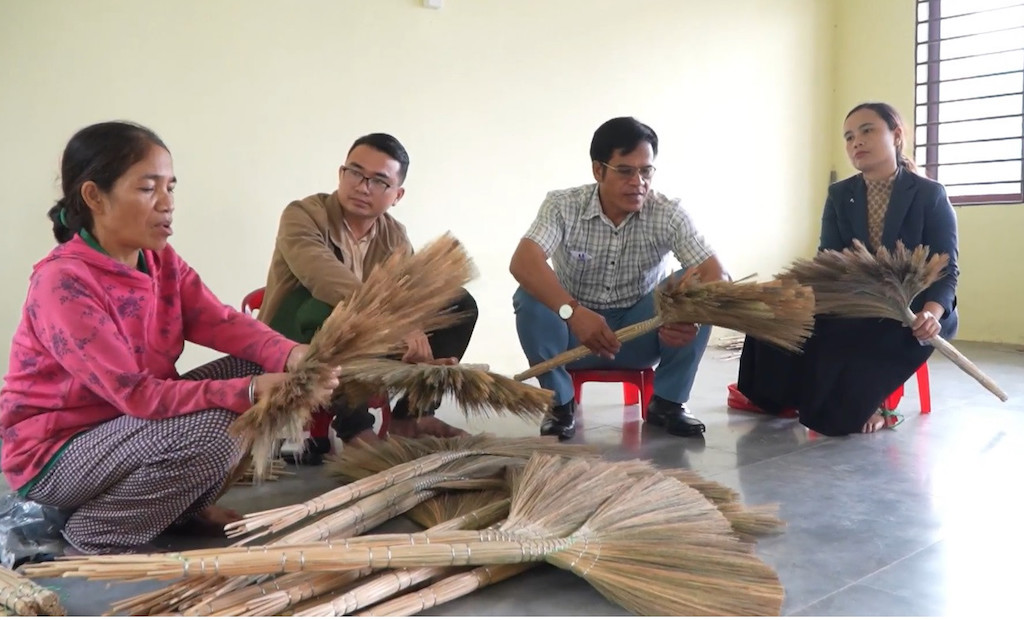 HTX sản xuất chổi đót và gia công mỹ nghệ Hoàng Thiện đã tạo công ăn việc làm cho nhiều đồng bào dân tộc thiểu số ở vùng đất A Lưới 2 với nghề làm chổi đót.