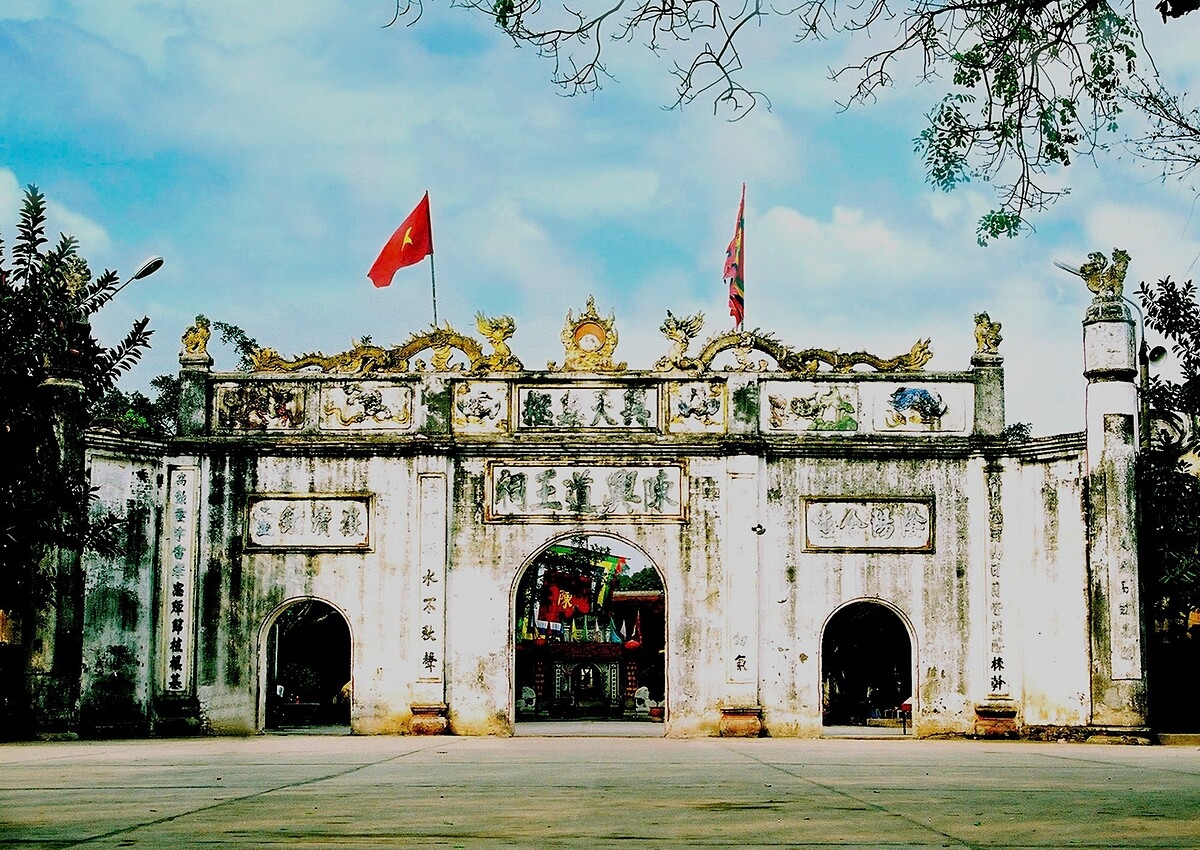 Nghi môn đền Kiếp Bạc &lpar;Hải Phòng mới&rpar;. Ảnh: TL