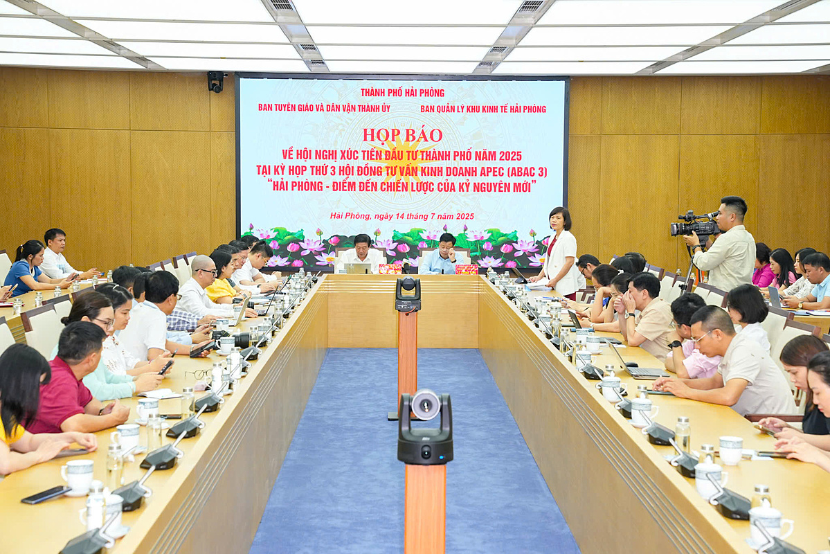 Phó Trưởng Ban Quản lý Khu kinh tế Hải Phòng Nguyễn Thị Bích Dung thông tin tại buổi họp báo &lpar;Ảnh: Đàm Thanh&rpar;