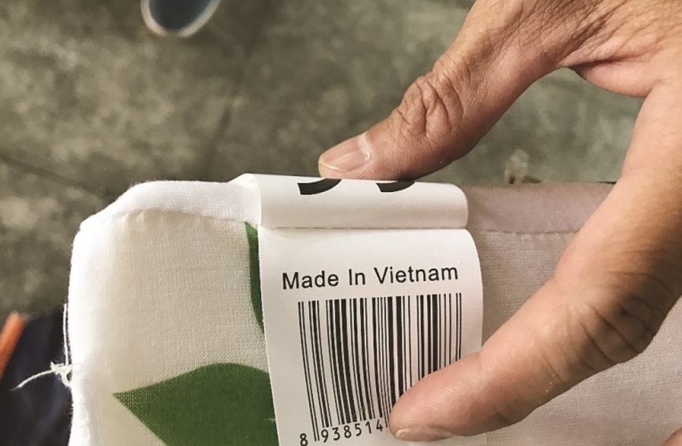 Với hàng hóa sản xuất trong nước, bao gồm cả hàng hóa sản xuất từ nguyên liệu nhập khẩu và sau đó lưu thông trong nước hoặc thậm chí nguyên liệu hoặc hàng hóa là đầu vào phục vụ sản xuất hàng xuất khẩu, hiện chưa có quy định như thế nào được gắn nhãn sản phẩm của Việt Nam hay sản xuất tại Việt Nam.