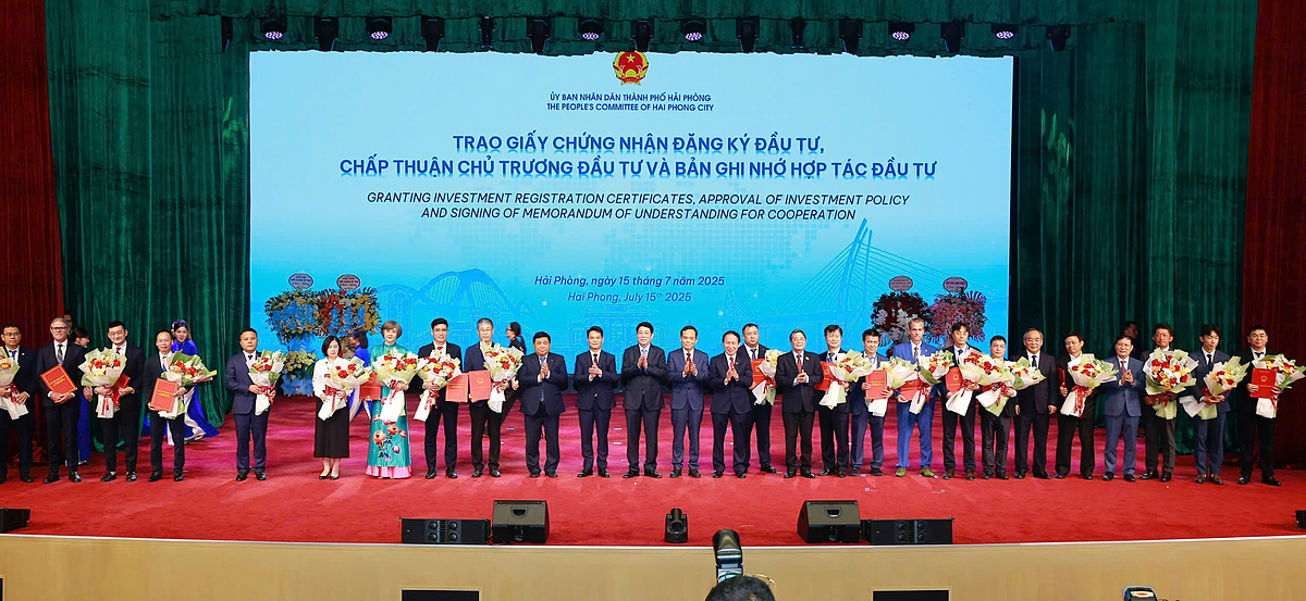 32 doanh nghiệp nhận Giấy chứng nhận đăng ký đầu tư ngay tại Hội nghị.