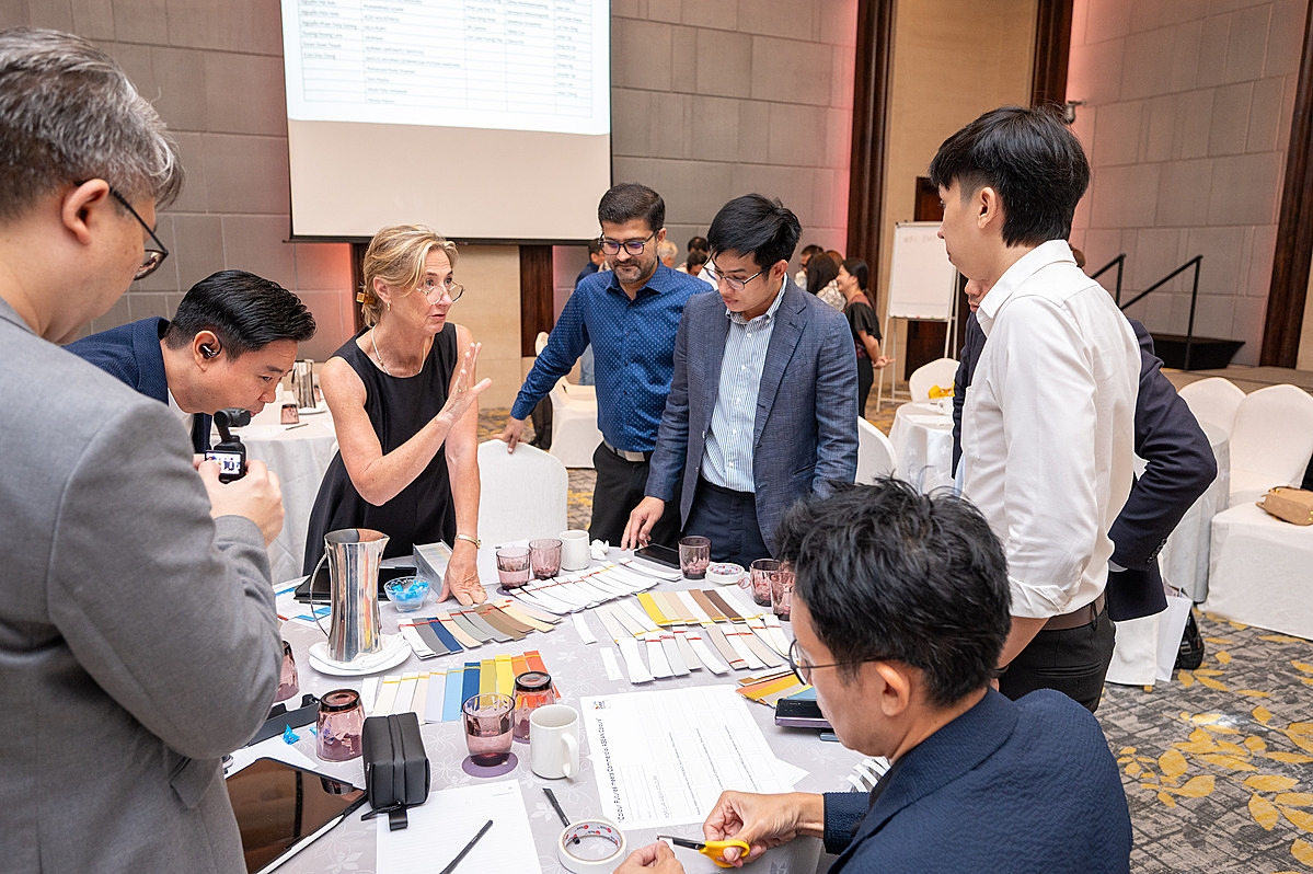 Bà Heleen van Gent, Giám đốc Sáng tạo của Trung tâm Mỹ thuật Toàn cầu của AkzoNobel, đã điều phối một buổi hội thảo về vai trò của màu sắc trong thiết kế bền vững.