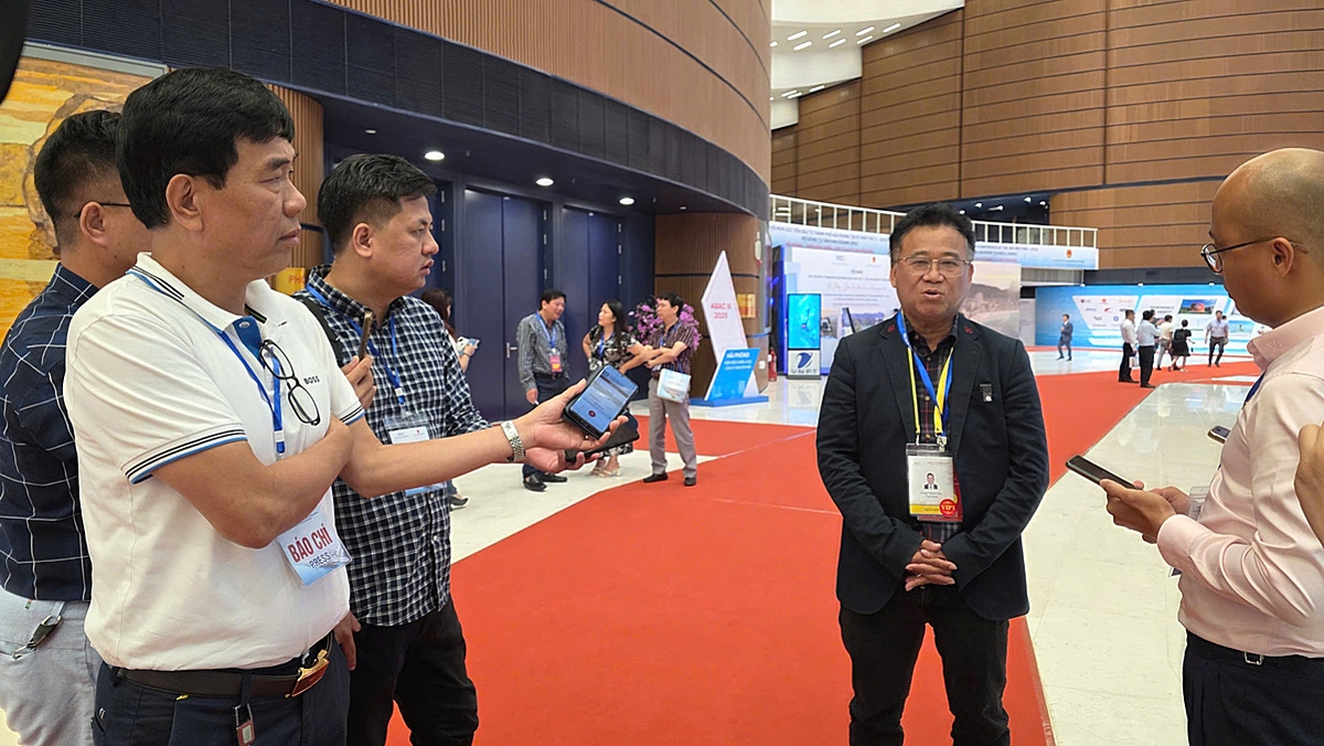 Các nhà báo phỏng vấn bên lề hội nghị ông Đặng Thành Tâm - Chủ tịch HĐQT Tổng Công ty Phát triển Đô thị Kinh Bắc.