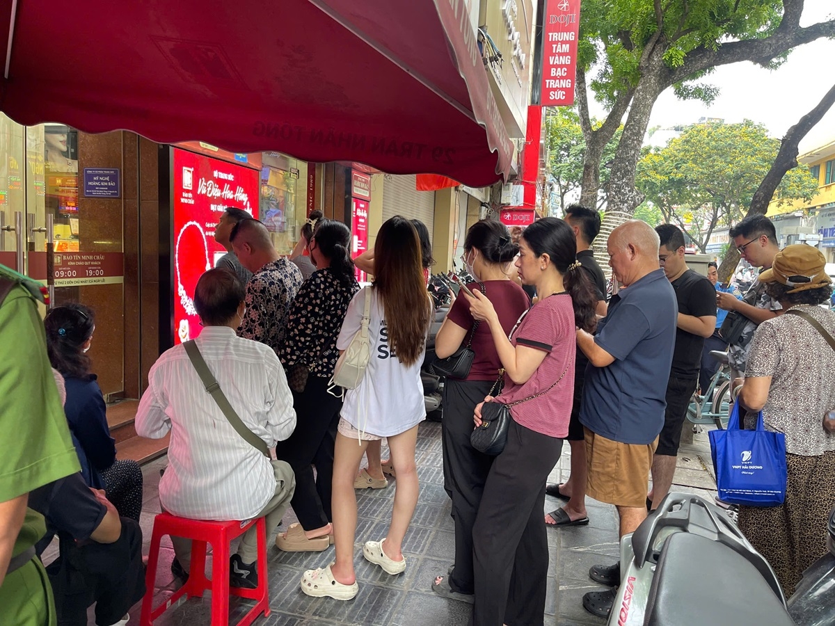 Khách hàng xếp hàng từ sáng sớm để lấy số chờ giao dịch mua - bán.